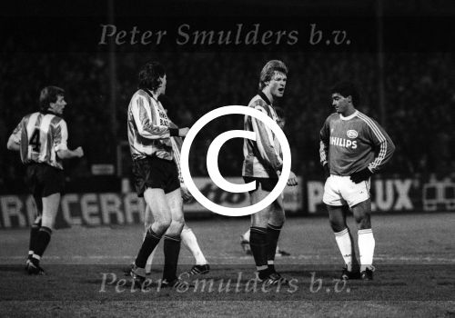 Mechelen, 1 Februari 1989
1e Wedstrijd Supercup tussen KV Mechelen-PSV, eindstand 3-0
Erwin Koeman en Romario
Foto Peter Smulders BV