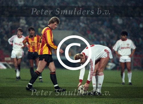 Eindhoven, 8 Februari 1989
2e Wedstrijd tussen PSV-KV Mechelen, eindstand 1-0
Erwin Koeman Ronald Koeman
Foto Peter Smulders BV