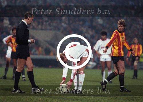 Eindhoven, 8 Februari 1989
2e Wedstrijd tussen PSV-KV Mechelen, eindstand 1-0
Erwin Koeman Ronald Koeman
Foto Peter Smulders BV