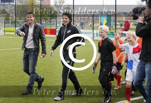 Beverwijk 25 mei 2013
Voetbaltournooi van Rafael v d Vaart . Zijn vriendin Sabia Boulahrouz en zoon Damian zijn ook aanwezig. Broer Fernando v d Vaart
Peter Smulders bv