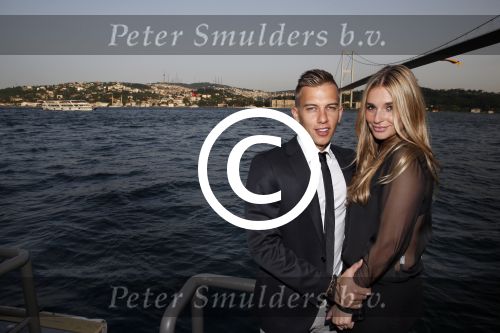 Istanbul 21 mei 2013
Presentatie nieuw sieradenlijn Yolanthe Cabau van Yolanthe Sneijder Cabau in het meest populaire restaurant / club Reina van Istanbul. Wesley Sneijder was trots als een pauw. Gaby Blaaser met vriend Nick Base
Peter Smulders bv
