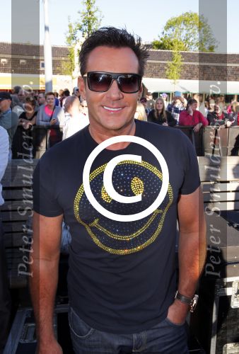 Purmerend 4 juni 2013
Tros Muziekfeest en sterren.nl awards op de markt in Purmerend. Gerard Joling
Peter Smulders bv