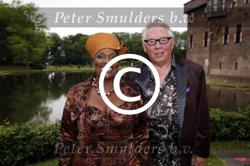 Haarzuilens 12 juni 2013
Haringparty op kasteel de Haar in Haarzuilens. Gerda Havertong met man
Peter Smulders bv