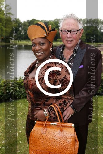 Haarzuilens 12 juni 2013
Haringparty op kasteel de Haar in Haarzuilens. Gerda Havertong met man
Peter Smulders bv