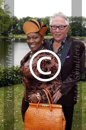 Haarzuilens 12 juni 2013
Haringparty op kasteel de Haar in Haarzuilens. Gerda Havertong met man
Peter Smulders bv