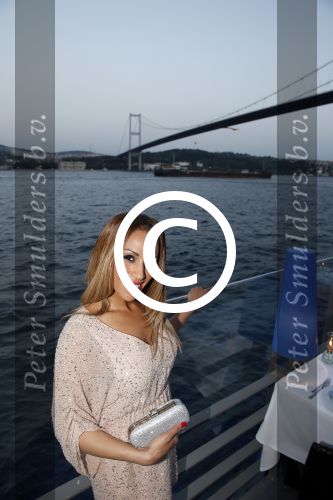 Istanbul 21 mei 2013
Presentatie nieuw sieradenlijn Yolanthe Cabau van Yolanthe Sneijder Cabau in het meest populaire restaurant / club Reina van Istanbul. Wesley Sneijder was trots als een pauw. Glennis Grace
Peter Smulders bv