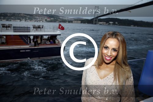 Istanbul 21 mei 2013
Presentatie nieuw sieradenlijn Yolanthe Cabau van Yolanthe Sneijder Cabau in het meest populaire restaurant / club Reina van Istanbul. Wesley Sneijder was trots als een pauw. Glennis Grace
Peter Smulders bv