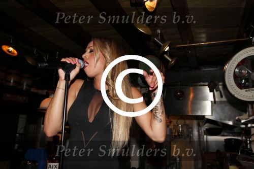 Den Bosch 21 juni 2013
Glennis Grace tijdens optreden met nieuwe tatoo voor haar zoon Anthony.
Peter Smulders bv