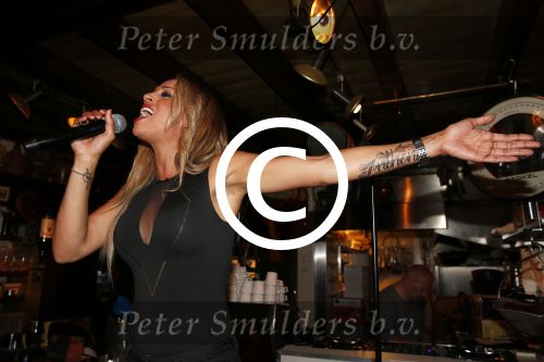 Den Bosch 21 juni 2013
Glennis Grace tijdens optreden met nieuwe tatoo voor haar zoon Anthony.
Peter Smulders bv