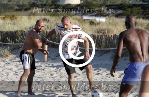 ibiza 14 juni 2013
Wesley en Rodney Sneijder aan het voetballen met Xelly en Rebecca Cabu v Kasbergen Gokhan Saki Reduan Diba en andere vrienden op het strand van Coco Beach.
Peter Smulders bv