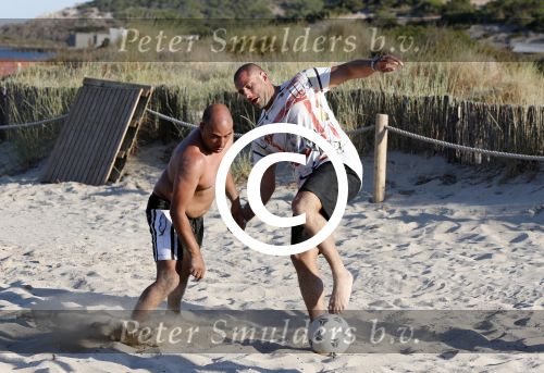 ibiza 14 juni 2013
Wesley en Rodney Sneijder aan het voetballen met Xelly en Rebecca Cabu v Kasbergen Gokhan Saki Reduan Diba en andere vrienden op het strand van Coco Beach.
Peter Smulders bv