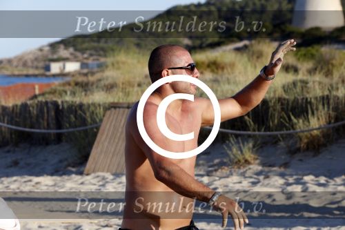 ibiza 14 juni 2013
Wesley en Rodney Sneijder aan het voetballen met Xelly en Rebecca Cabu v Kasbergen Gokhan Saki Reduan Diba en andere vrienden op het strand van Coco Beach.
Peter Smulders bv