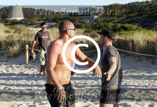 ibiza 14 juni 2013
Wesley en Rodney Sneijder aan het voetballen met Xelly en Rebecca Cabu v Kasbergen Gokhan Saki Reduan Diba en andere vrienden op het strand van Coco Beach.
Peter Smulders bv