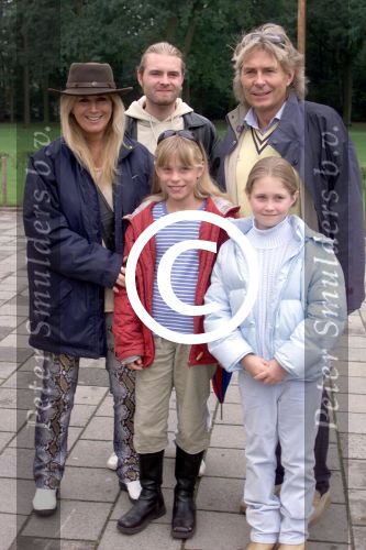 Kaatsheuvel, De Efteling 23 september 2001
2500e Efteling Sprookjes-show

Bruce & Forsyth met hun kinderen

PETER SMULDERS BV