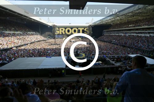 EINDHOVEN - Het concert van Guus Meeuwis in het PSV Stadion vanuit de Skybox van RenÃ© van de Kerkhof. FOTO LEVIN DEN BOER - PERSFOTO.NU