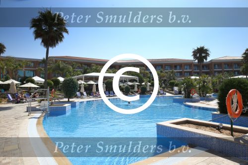 Sevilla, 19 en 20 Juni 2013
Rafel v d Vaart met zijn vriendin Sabia Boulahrouz en hun drie kinderen
Damian v d Vaart, Amaya Boulahrouz en Daamin Boulahrouz op het strand en bij hun hotel voor hun gezamelijk eerste vakantie samen.
Foto Peter Smulders BV