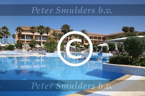 Sevilla, 19 en 20 Juni 2013
Rafel v d Vaart met zijn vriendin Sabia Boulahrouz en hun drie kinderen
Damian v d Vaart, Amaya Boulahrouz en Daamin Boulahrouz op het strand en bij hun hotel voor hun gezamelijk eerste vakantie samen.
Foto Peter Smulders BV