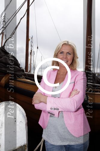 Volendam 23 mei 2013
Presentatie cd Tim Douwsma en Monique Smit in Old Dutch. Irene Moors reikt hem uit.
Peter Smulders bv