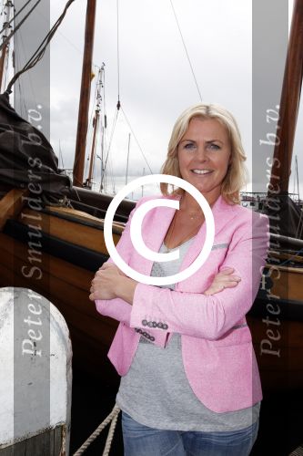 Volendam 23 mei 2013
Presentatie cd Tim Douwsma en Monique Smit in Old Dutch. Irene Moors reikt hem uit.
Peter Smulders bv