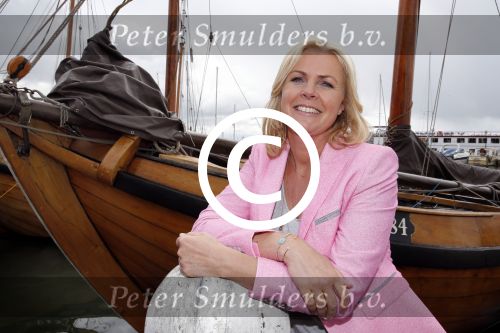 Volendam 23 mei 2013
Presentatie cd Tim Douwsma en Monique Smit in Old Dutch. Irene Moors reikt hem uit.
Peter Smulders bv