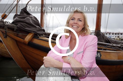 Volendam 23 mei 2013
Presentatie cd Tim Douwsma en Monique Smit in Old Dutch. Irene Moors reikt hem uit.
Peter Smulders bv