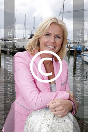 Volendam 23 mei 2013
Presentatie cd Tim Douwsma en Monique Smit in Old Dutch. Irene Moors reikt hem uit.
Peter Smulders bv