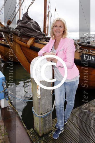 Volendam 23 mei 2013
Presentatie cd Tim Douwsma en Monique Smit in Old Dutch. Irene Moors reikt hem uit.
Peter Smulders bv
