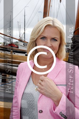 Volendam 23 mei 2013
Presentatie cd Tim Douwsma en Monique Smit in Old Dutch. Irene Moors reikt hem uit.
Peter Smulders bv