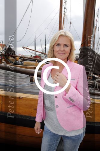 Volendam 23 mei 2013
Presentatie cd Tim Douwsma en Monique Smit in Old Dutch. Irene Moors reikt hem uit.
Peter Smulders bv