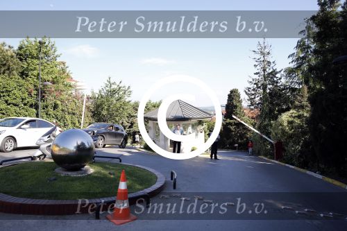 Istanbul 20 mei 2013
Op bezoek thuis bij Dirk Kuyt en zijn vrouw Gertrude en hun kinderen.
Dirk speelt bij Fenerbache en woont in een prachtig huis op een bewaakt compound.
Peter Smulders bv