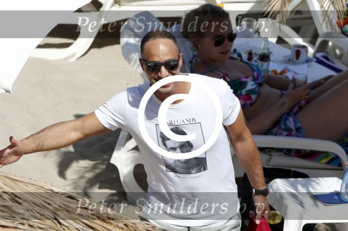 ibiza 15 juni 2013
Wesley Sneijder en Yolanthe Sneijder Cabau met Rodney Reduan en Jalal Diba en vrienden bij tropicana beach.
Peter Smulders bv