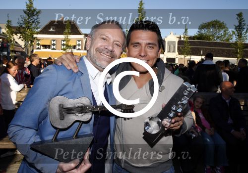 Purmerend 4 juni 2013
Tros Muziekfeest en sterren.nl awards op de markt in Purmerend. jan Smit en Rob de Nijs
Peter Smulders bv