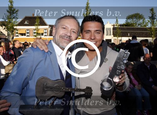 Purmerend 4 juni 2013
Tros Muziekfeest en sterren.nl awards op de markt in Purmerend. jan Smit en Rob de Nijs
Peter Smulders bv