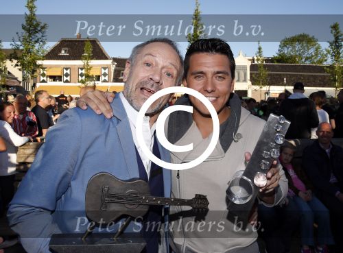 Purmerend 4 juni 2013
Tros Muziekfeest en sterren.nl awards op de markt in Purmerend. jan Smit en Rob de Nijs
Peter Smulders bv
