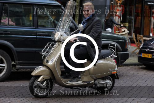 Amsterdam 5 oktober 2012
John Lukken op vespa scooter.
Peter Smulders bv