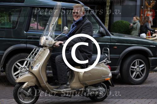 Amsterdam 5 oktober 2012
John Lukken op vespa scooter.
Peter Smulders bv