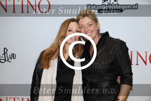 Amsterdam 18 maart 2013
Premiere Valentino in Tuschinski met in de hoofdrollen Najib Amhali Elise Schaap Johnny de Mol en Yolanthe Sneijder Cabau. Karin Dijksman met een vriendin
Peter Smulders bv