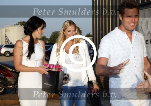 Amsterdam 7 juni 2013
Frank de Boer heeft feestje georganiseerd voor dochter en vrouw in the harbour club. Liza Plat zwanger met Kirsten Schilder
Peter Smulders bv