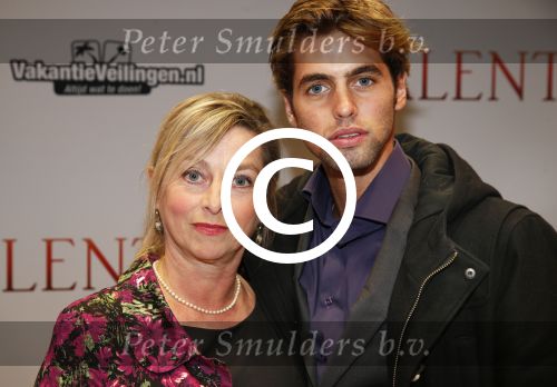 Amsterdam 18 maart 2013
Premiere Valentino in Tuschinski met in de hoofdrollen Najib Amhali Elise Schaap Johnny de Mol en Yolanthe Sneijder Cabau. Manuel Broekman met moeder
Peter Smulders bv