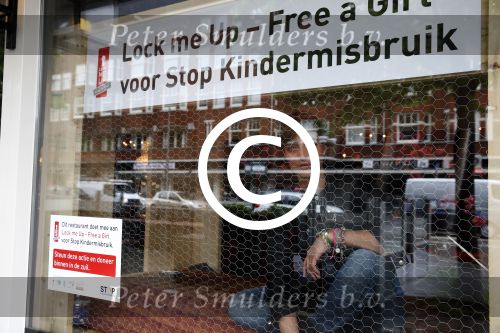 Amsterdam 29 mei 2013
Vivian Reys en Marvy Rieder laten zich opsluiten (lock me up) voor de stichting stop kindermisbruik in Red Sun.
Peter Smulders bv