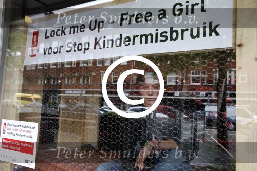 Amsterdam 29 mei 2013
Vivian Reys en Marvy Rieder laten zich opsluiten (lock me up) voor de stichting stop kindermisbruik in Red Sun.
Peter Smulders bv