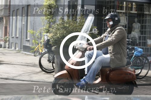 Amsterdam 10 mei 2013
Menno Kohler op zijn vespa scooter
Peter Smulders bv