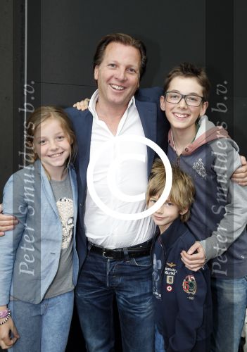 Amsterdam 29 mei 2013
25 jaar Pixar in EXPO Amsterdam. Michiel Mol met kinderen Myrthe Paul en Pieter
Peter Smulders bv
