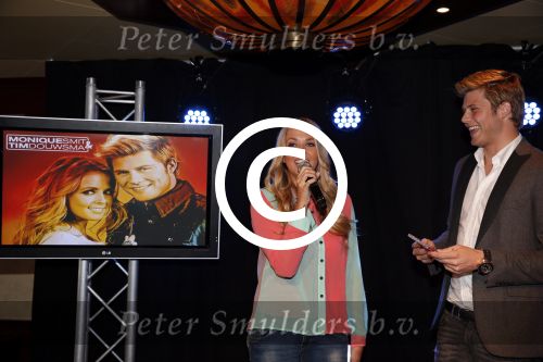 Volendam 23 mei 2013
Presentatie cd Tim Douwsma en Monique Smit in Old Dutch. Irene Moors reikt hem uit.
Peter Smulders bv