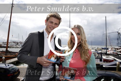 Volendam 23 mei 2013
Presentatie cd Tim Douwsma en Monique Smit in Old Dutch. Irene Moors reikt hem uit.
Peter Smulders bv