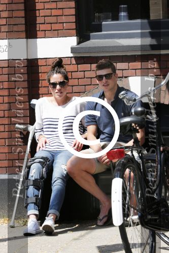 Amsterdam 5 juni 2013
Sven Kramer en zijn geblesseerde vriendin Naomi v As op terras. Naomi heeft haar kruisbanden afgescheurd.
Peter Smulders bv