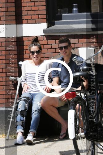 Amsterdam 5 juni 2013
Sven Kramer en zijn geblesseerde vriendin Naomi v As op terras. Naomi heeft haar kruisbanden afgescheurd.
Peter Smulders bv