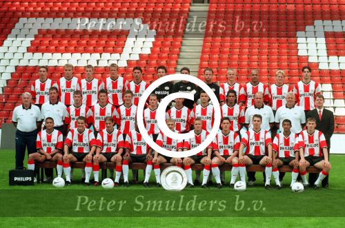 Eindhoven, Selectie PSV voor het seizoen 1998 / 1999.
Rij achteraan.V.L.N.R.: T.Iwan/D.Khokhlov/A.Ooyer/P.Mï¿½ller/L.Nillis/R.Waterreus/P.Lodewijks/G.De Bilde/D.Rommedahl/B.vd.Doelen/Cvd.Weerden/A.Skerla
Middel Rij.:Bobby Robson/E.Brandts/E.Faber/W.Jonk/A.Bruggink/R.Wielaert/S.Valcx/J.Nikiforov/A.Xavier/M.vd.Heuvel/P.Schrijvers/F.Arnessen.
Voorste Rij V.L.N.R.: Marcos/D.Oyen/T.Lucius/Joginho/M.Vink/J.Kolkka/R.v.Nistelrooy/I.Demo/O.Ostinga/Claudio.