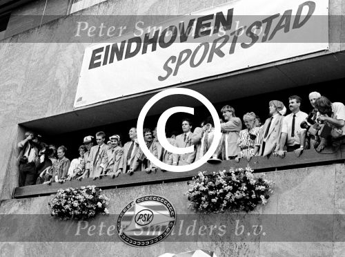 Eindhoven, 26 mei 1988
PSV wordt gehuldigd op het gemeentehuis voor het behalen van de europacup I



PETER SMULDERS BV