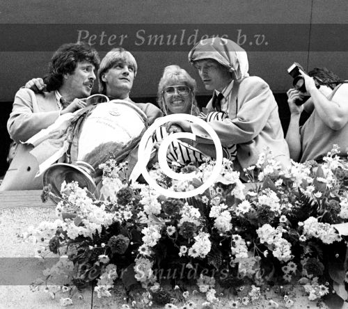 Gemeentehuis Eindhoven 26 mei 1988
Huldiging PSV voor het europees Kampioenschap voor kampioenen Erik Gerets, wim Kieft, Willeke alberti en Soren Lerby ( dronken )


PETER SMULDERS BV